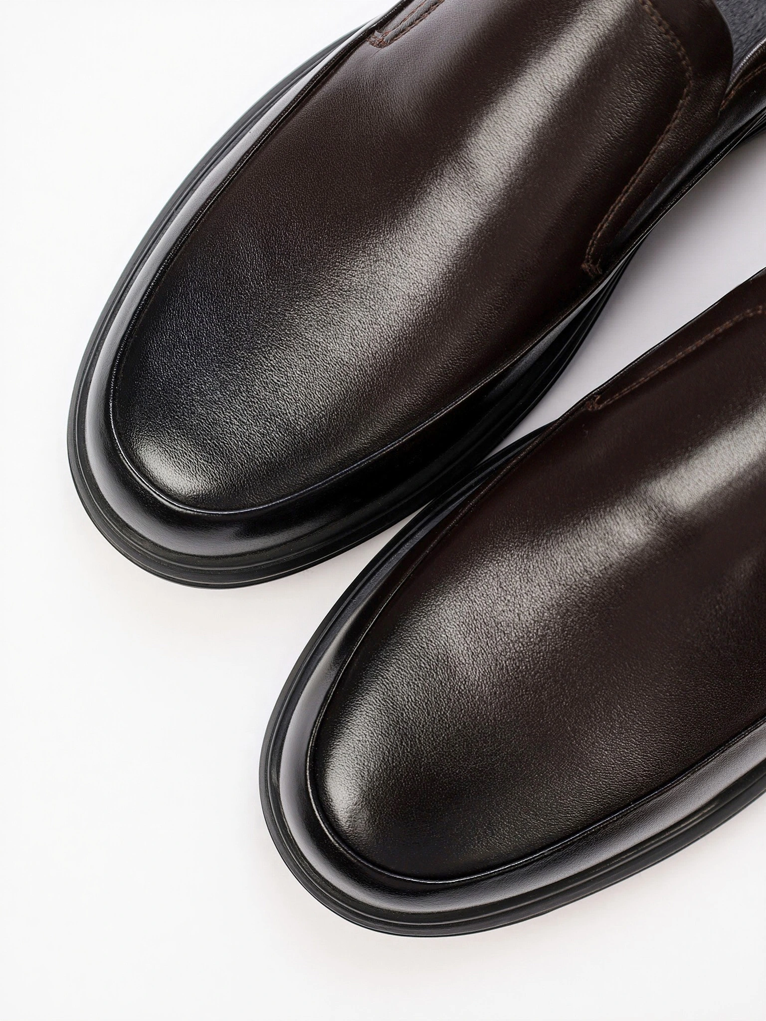 Туфли темно-коричневого цвета с эластичными вставками